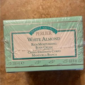 Perlier white almond rich moisturizing body cream
200ml/6.8 Oz